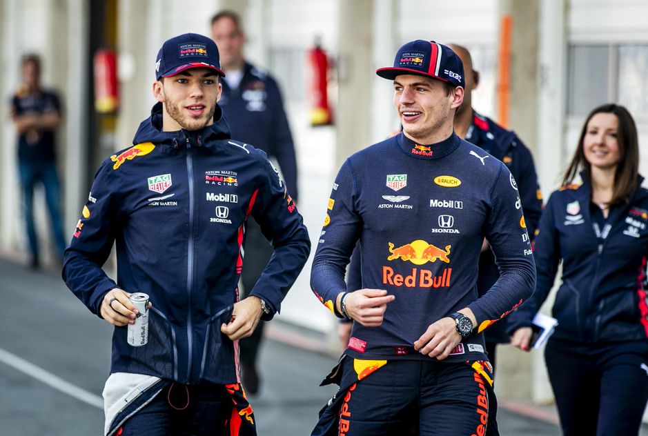 Verstappen en Gasly laten Silverstone zien in Bond-wagen (video)