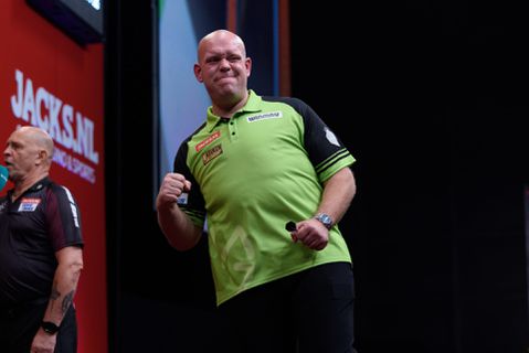 Michael van Gerwen verbluft Dimitri van den Bergh en haalt halve finale World Series of Darts