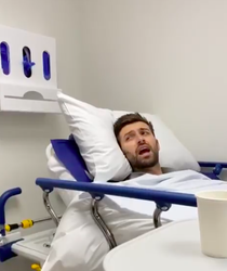 😂🎥 | Engelse cricketster is high en warrig van verdoving na operatie: 'Lollipop, lollipop!'