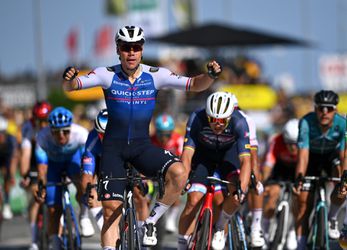 Wat een debuut! Fabio Jakobsen wint 2e etappe via eerste massasprint in Tour de France