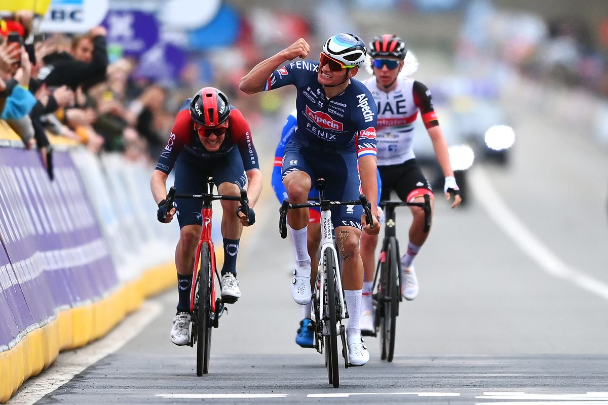 Van der Poel verslaat Pogacar en wint legendarische Ronde van Vlaanderen