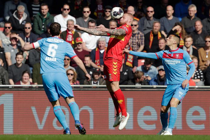 Koploper FC Twente maakt geen fout tegen Go Ahead Eagles