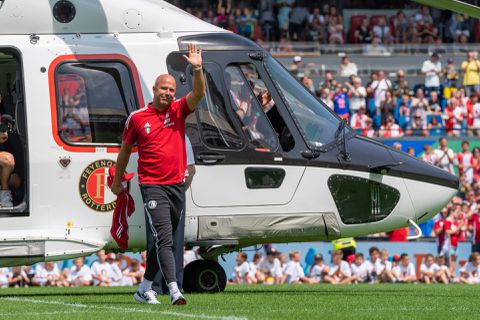 Feest bij Feyenoord: trainer Arne Slot tekent bij tot en met 2025