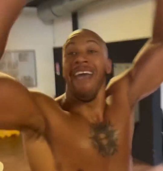 🎥 | Bizar! UFC-zwaargewicht slaat lampen bij boksapparaat van de kermis met 1 klap kapot
