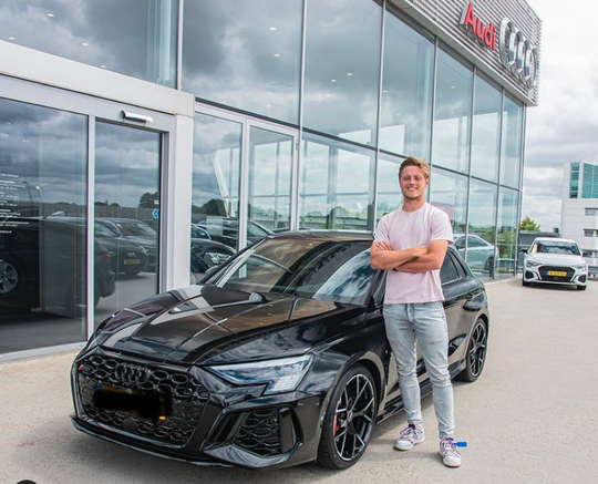 Dit is de nieuwe, razendsnelle auto van tennissensatie Tim van Rijthoven