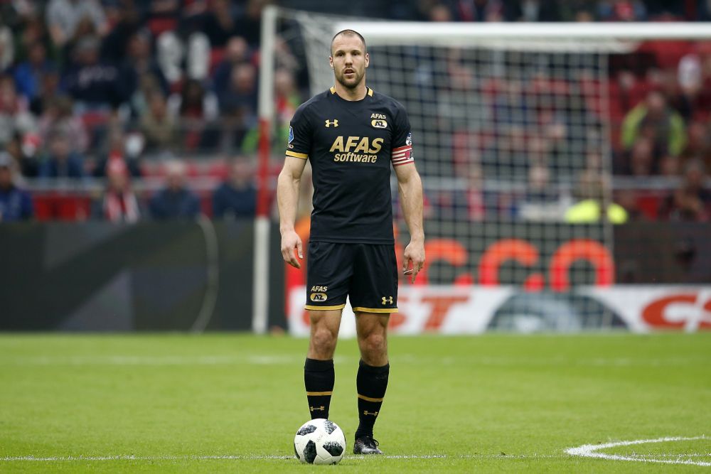 Ron Vlaar blijft nog even bij AZ en tekent nieuw contract