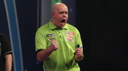 Van Gerwen slaat comeback Van Barneveld af en staat in halve finale WK (video's)