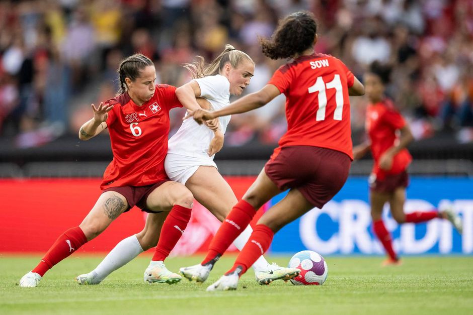 Lekkere generale voor Sarina Wiegmans Engeland: dikke zege op EK-tegenstander Oranje