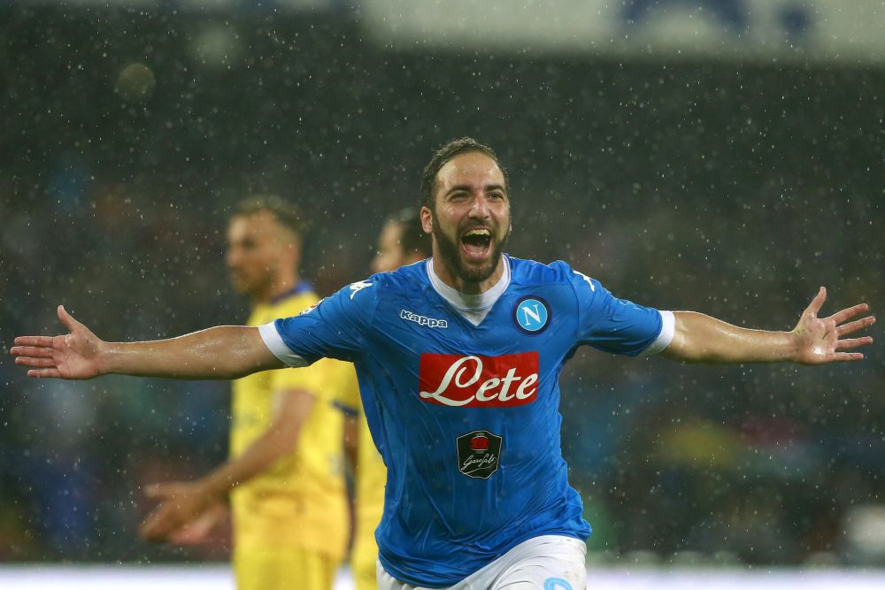 Higuain wacht likkebaardend op 7 miljoen euro per jaar