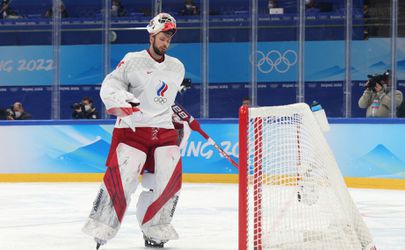 IJshockeydoelman Fedotov duikt op in trainingskamp poolcirkel
