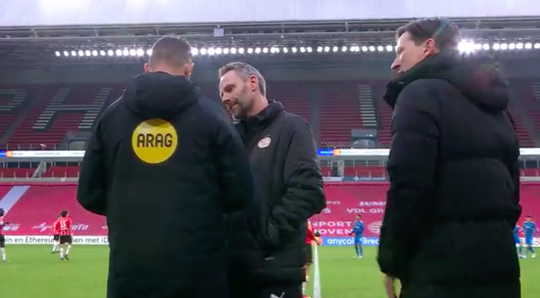 🎥 | Withete Roger Schmidt ruziet aan de zijlijn: 'Geef Ajax anders gelijk de titel'