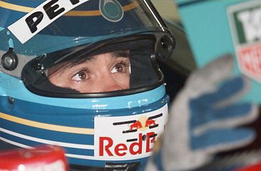 Wat vet! Formule 1-coureur vindt heel toevallig na 23 jaar gestolen helm terug