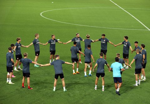 Dit zijn de opstellingen van Fenerbahçe en FC Twente