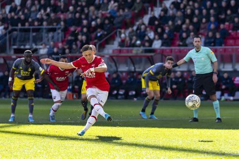 Discutabele pingels helpen AZ aan zege in topper tegen Feyenoord