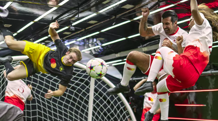 🎥 | Luis Figo en Mastercard behalen wereldrecord met 'hoogste voetbalduel ooit'