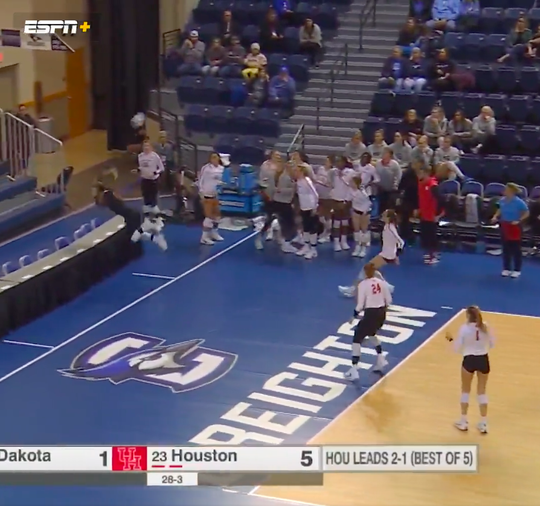 🎥 | Voor volk en vaderland: volleybalster redt punt met ongekende snoekduik over tafel