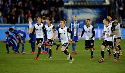 Valencia knokt zich via strafschoppen langs Aláves