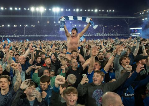 Hardere aanpak: stadionverbod voor vuurwerk afsteken of bestorming veld in Premier League