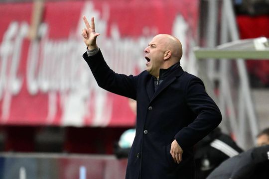Arne Slot vol onbegrip over niet gegeven penalty Feyenoord: 'Onacceptabel'