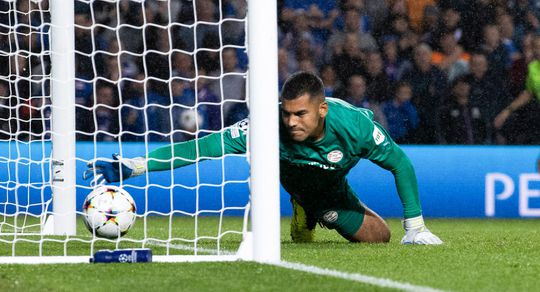 Luuk de Jong neemt het op voor Walter Benítez na blunder: 'Hij heeft ons zo vaak gered'