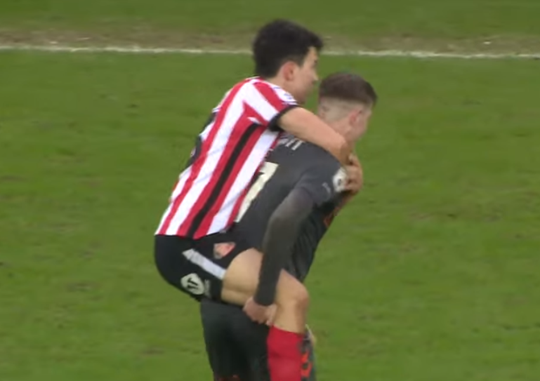 🎥😂 | Raarste gele kaart ooit? Luke O’Nien springt op rug tegenstander