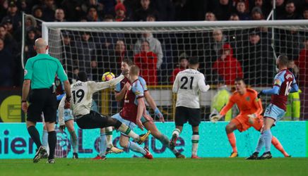 Liverpool met heerlijke goal Mané en treffer in slotseconde langs Burnley (video's)