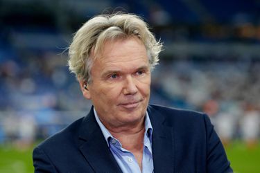 Tom Egbers is de koning van de flauwe openingen van Studio Voetbal (video)