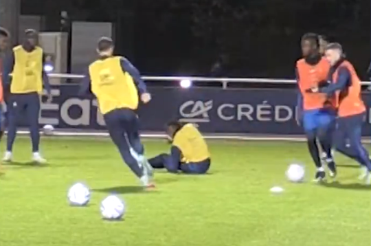 🎥​ | Christopher Nkunku haakt geblesseerd af bij Franse training in aanloop naar WK