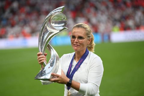 In Nederland niet, in Engeland wél: Sarina Wiegman uitgeroepen tot Coach van het Jaar