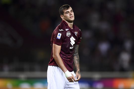Huh?! Torino-spits Pietro Pellegri ligt na 3 seconden (!) geblesseerd op de grond