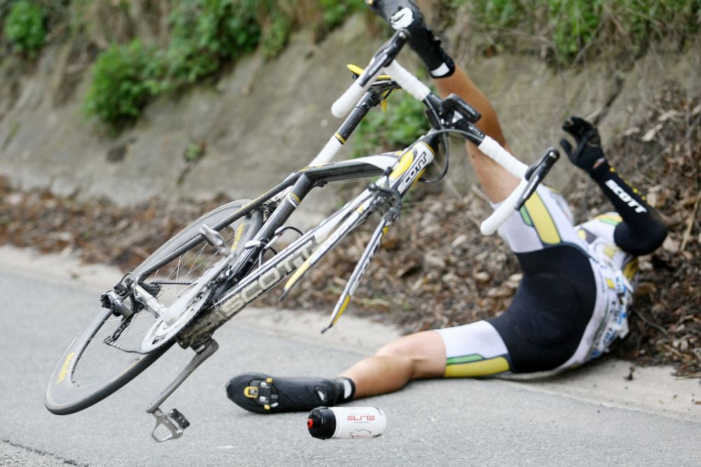 Motoren zorgen voor zware crash in Belgium Tour; etappe is afgelast
