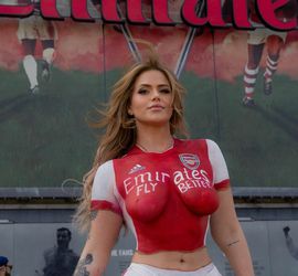 📸🤩 | Halfnaakte Arsenal-fan probeert tickets te regelen met geschilderd tenue