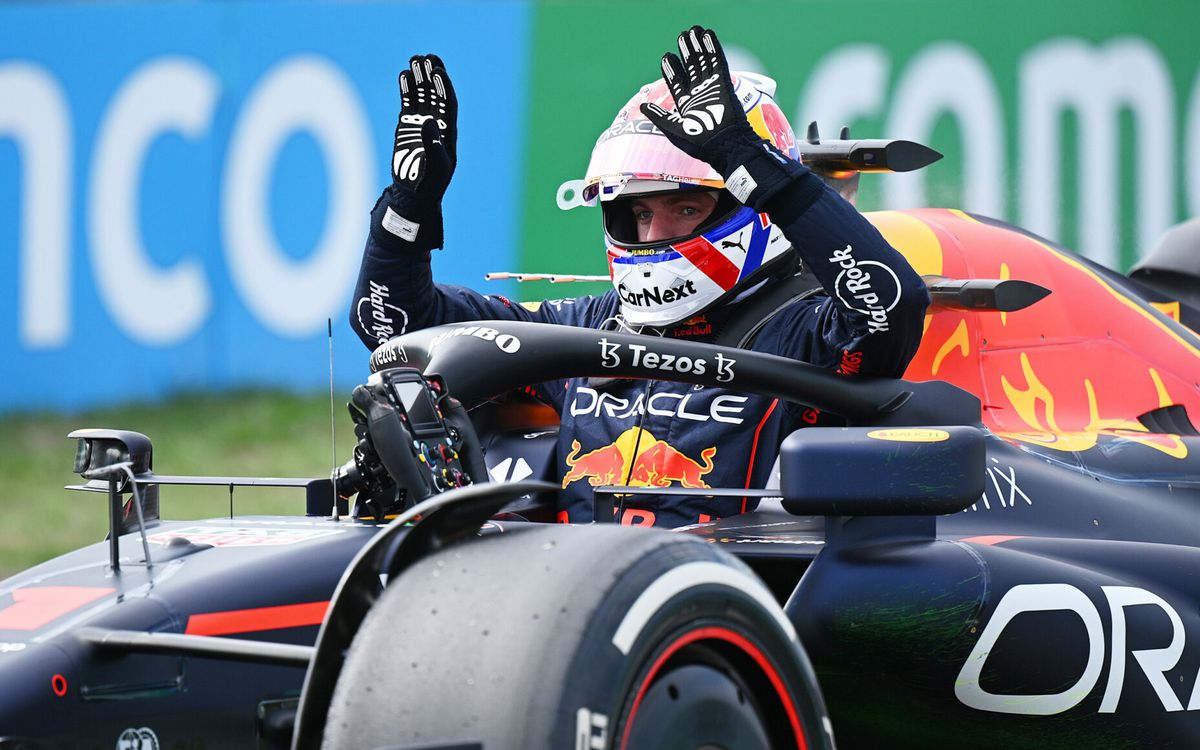 Tijd voor selfies! Max Verstappen valt uit bij vrije training en staat minutenlang stil op Zandvoort