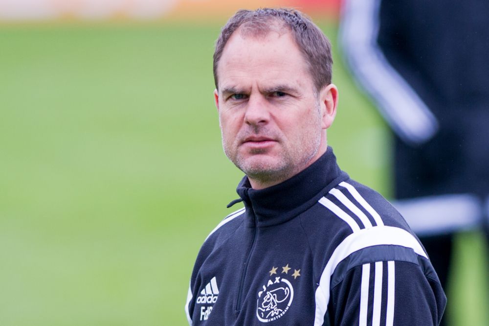 Frank de Boer met 'echt Ajax gips' weer op het veld