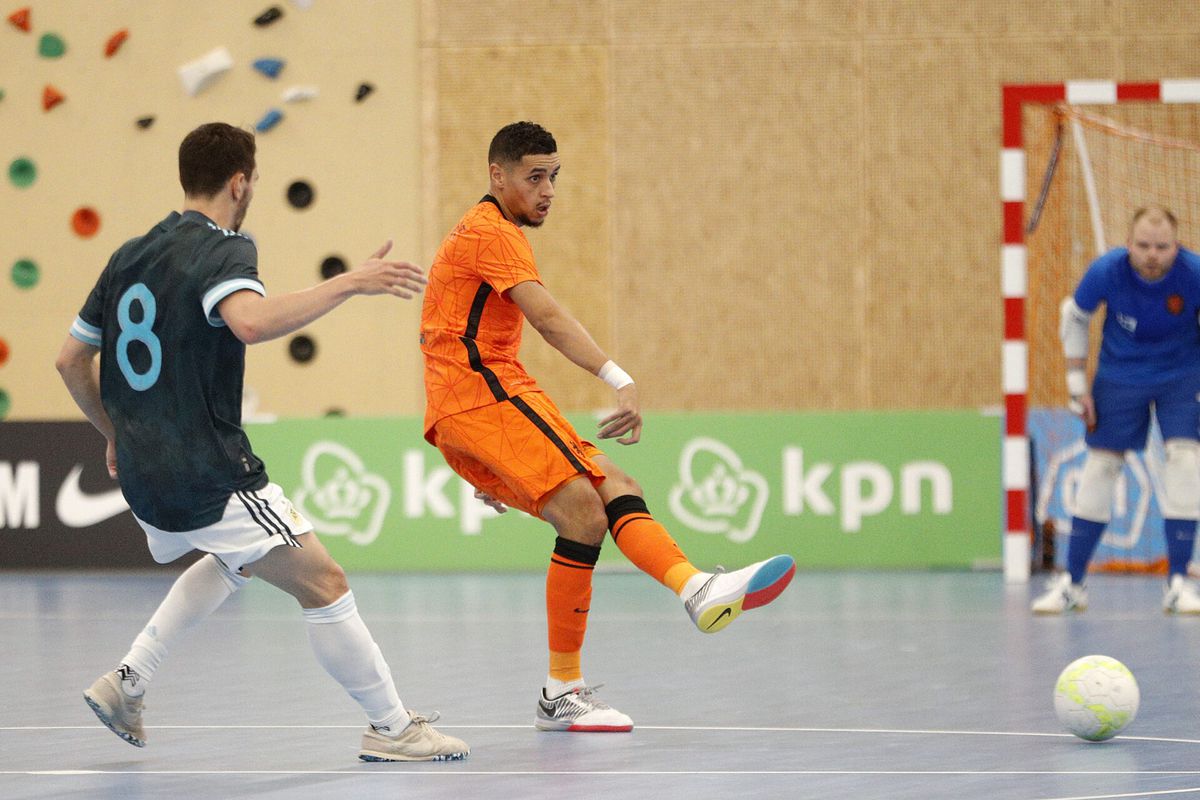 TV-gids: op deze zender kijk je naar de openingswedstrijd van Oranje Futsal op het EK