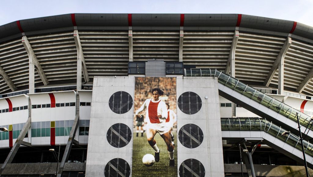 Ajax treedt tegen PEC aan in speciaal wedstrijdshirt voor Cruijff