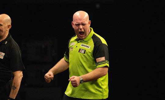 Michael van Gerwen naar finale German Darts Championship na kraker tegen Dimitri Van den Bergh