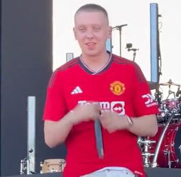 🎥 | Afdeling media, kijken we mee? Rapper onthult nieuwe Man United-shirt op festival