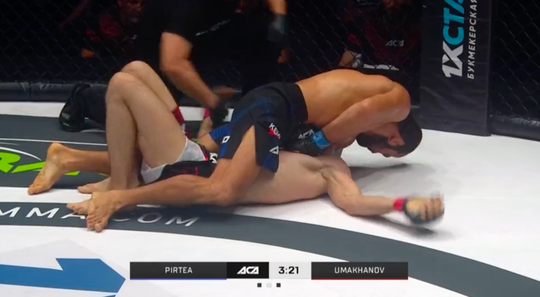 🎥 | MMA-vechter past 'guillotine choke' toe en wurgt opponent letterlijk in slaap