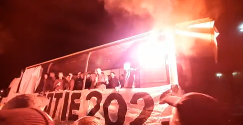 🎥 | Enorm volksfeest in Zwolle, Bram van Polen heeft verzoek: 'Zuip alsjeblieft je kop eraf'