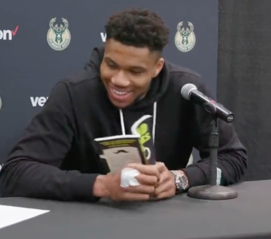 🎥 | NBA-ster Giannis Antetokounmpo neemt pers in de maling met 'dad joke'