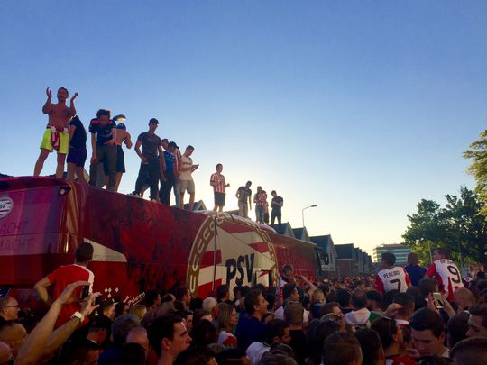 Feest bij het Philips Stadion (video)