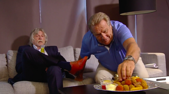 🎥 | Klassieker! Bloopers bij spotje Johan Derksen en Jan Boskamp: 'Niet te vreten man'