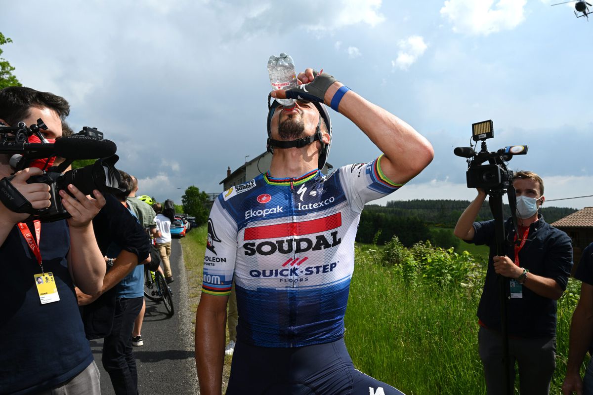 Alaphilippe wint heuvelachtige tweede etappe Dauphiné