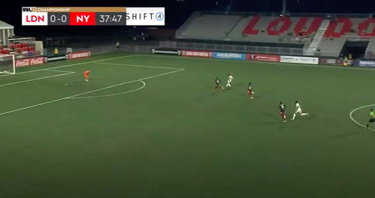 🎥 | Egyptisch talent Aboukoura chipt fenomenaal lobje van 25 meter raak