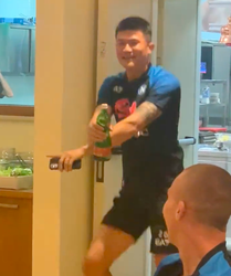 🎥 | Napoli-nieuwkomer Kim Min-Jae vermaakt ploeggenoten met Gangnam Style-imitatie