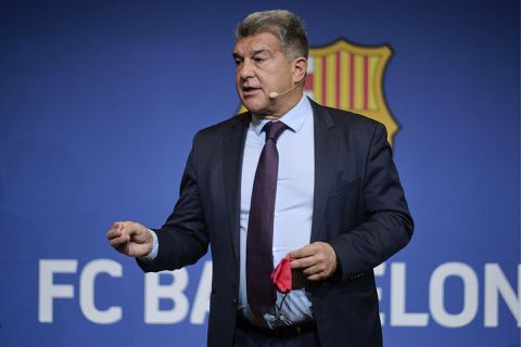 Barça-preses Joan Laporta trapt Ronald Koeman na: 'Had hem eerder moeten ontslaan'