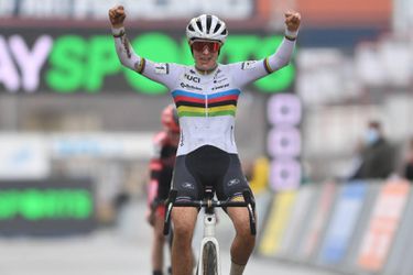 Lucinda Brand valt tijdens Superprestige in Heusden-Zolder, maar wint alsnog