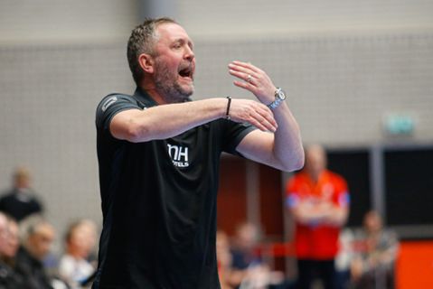 Bondscoach handbalsters Oranje heeft paspoort niet op orde en mist 1e EK-wedstrijd