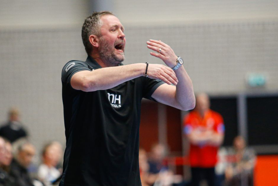 Bondscoach handbalsters Oranje heeft paspoort niet op orde en mist 1e EK-wedstrijd